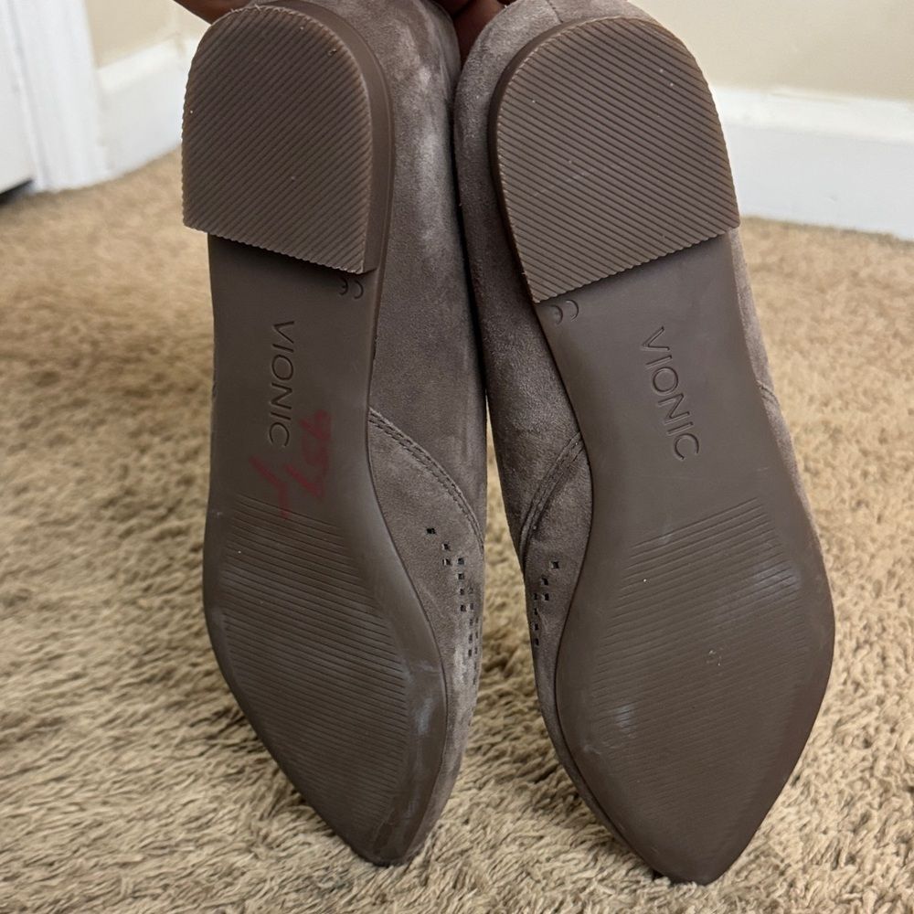 Vionic Posey Suede Perforated Pointed-Toe Flats Taupe size 6.5 Comfort Casual - Picture 7 of 7